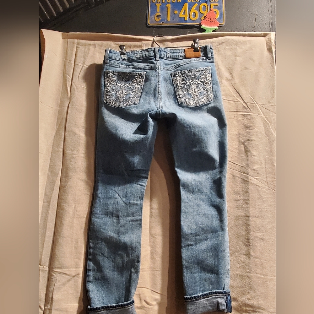 LUCKY JEANS DISTRESSED STYLE EXCELLENT USED CONDITION SIZE 8/29A